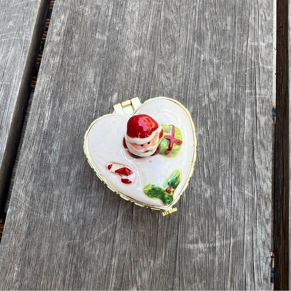 Porcelain Santa Christmas Heart Shaped Trinket Box - Picture 5 of 9